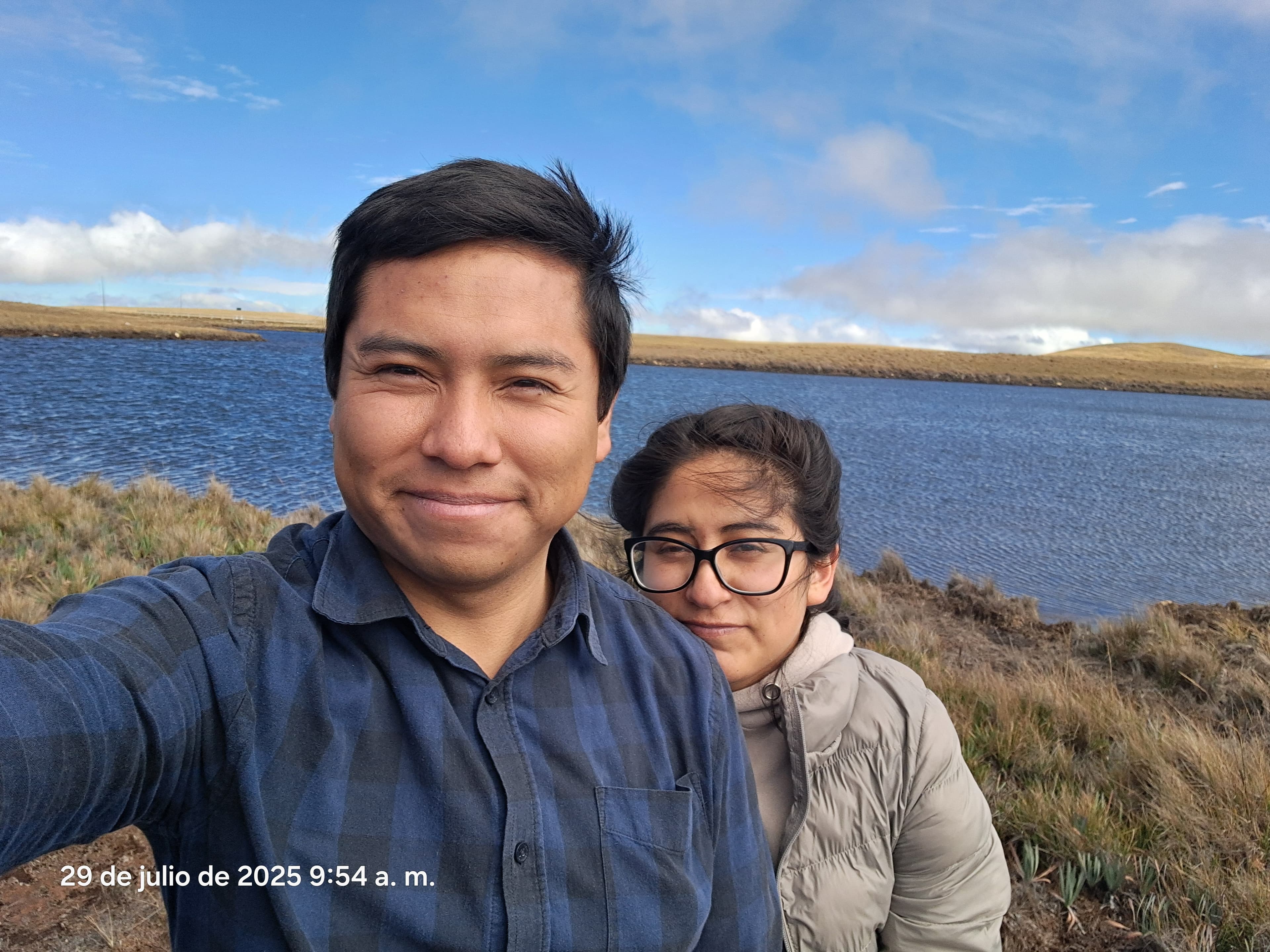 Junto a la laguna, cielo azul